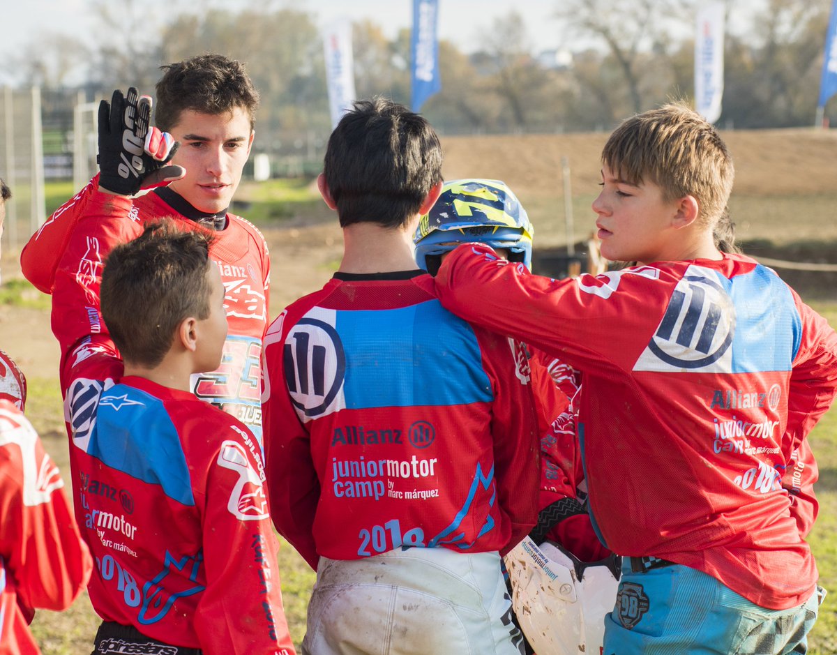 LapsForLife93's tweet image. .@marcmarquez93 y @alexmarquez73 siguen rodando en el último día del #AllianzMotorCamp18 en @motocros_rufea. ✊✊