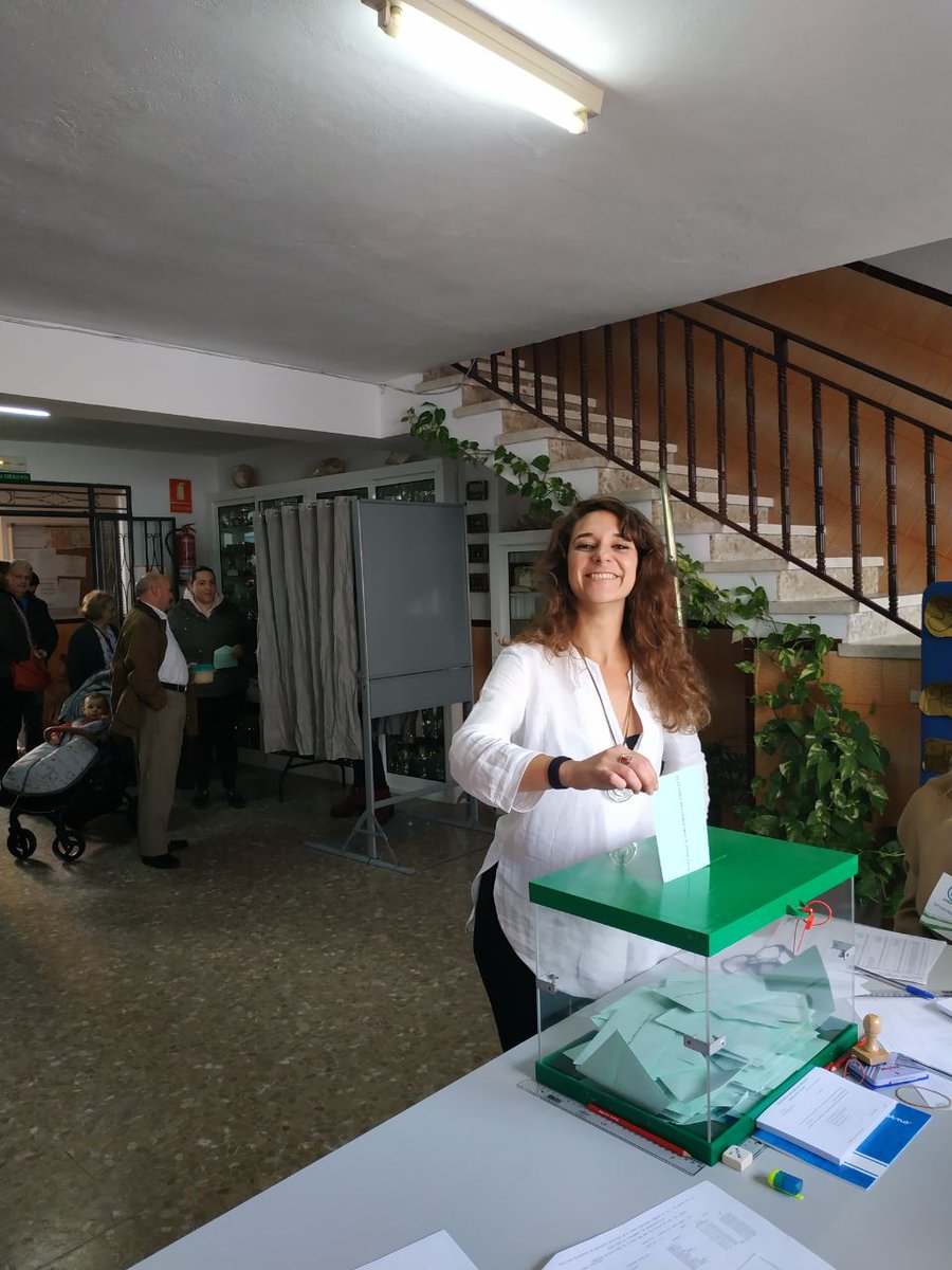 Sonrisa de orgullo de nuestra diputada de Unidos Podemos <a href="/VeraNoelia/">Noelia Vera</a> votando desde El Puerto el cambio en Andalucía con #AdelanteAndalucía #Adelante2D