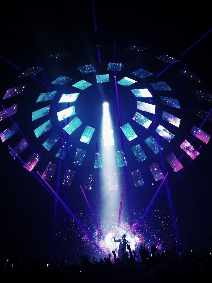 Lucastmg33's tweet photo. Quelques photos du concert de @THEDAMSO à Bordeaux hier soir, les jeux de lumières étaient incroyables 
Cette ambiance + damso = concert extraordinaire https://t.co/f1zahUQSxG