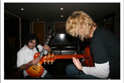 DuffMckaganArg's tweet photo. #Loaded working on #WastedHeart EP 2008. 

Credits to the owner 📸

#DuffMcKagan #MikeSquires #JeffRouse #GeoffReading https://t.co/eLa4vNEY0G