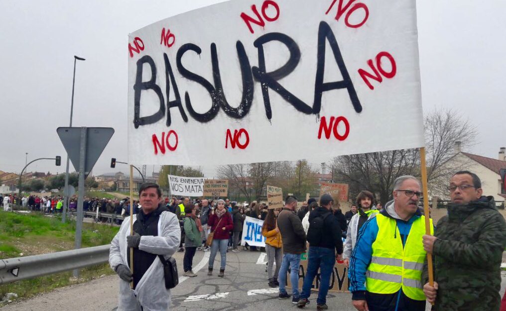 PodemosAdH's tweet photo. En Alcalá ya sabemos lo que significa tener que soportar durante décadas los peligrosos efectos de un macrovertedero. Por eso hoy acompañamos a l@svecin@s de #Loeches# en su lucha. #NoMacrovertedero #residuos0 https://t.co/XppJqb3Eef