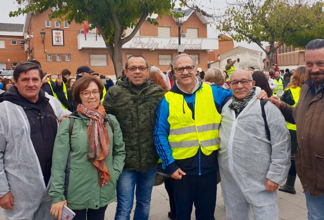 PodemosAdH's tweet photo. En Alcalá ya sabemos lo que significa tener que soportar durante décadas los peligrosos efectos de un macrovertedero. Por eso hoy acompañamos a l@svecin@s de #Loeches# en su lucha. #NoMacrovertedero #residuos0 https://t.co/XppJqb3Eef