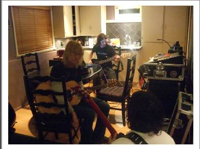 DuffMckaganArg's tweet photo. #Loaded working on #WastedHeart EP 2008. 

Credits to the owner 📸

#DuffMcKagan #MikeSquires #JeffRouse #GeoffReading https://t.co/eLa4vNEY0G