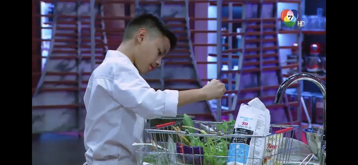 pattaz2's tweet photo. ความบีบมะนาวท่านี้มันกร้าวใจพี่มาก อีแม่ใจไม่ดี #MasterChefJuniorThailand https://t.co/QDTiAsRwRs