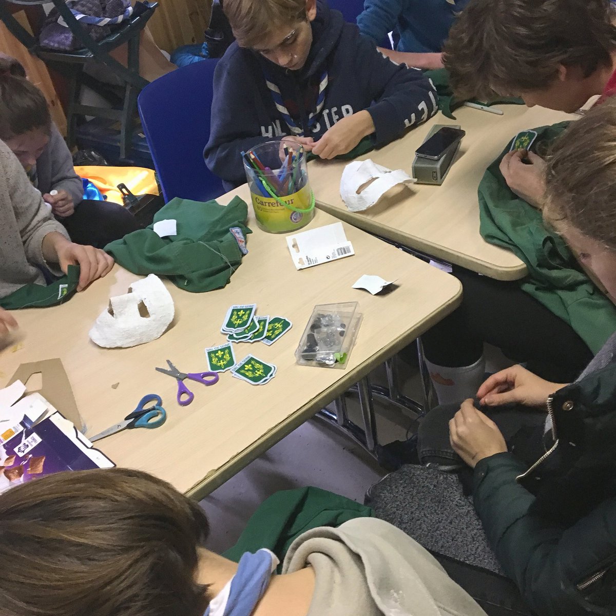 EEUdF_VdS's tweet photo. Atelier couture des nouveaux écussons de Val de Seine à Sèvres.
Ils sont si concentrés ces éclais ! 😍 https://t.co/56osxVm65I