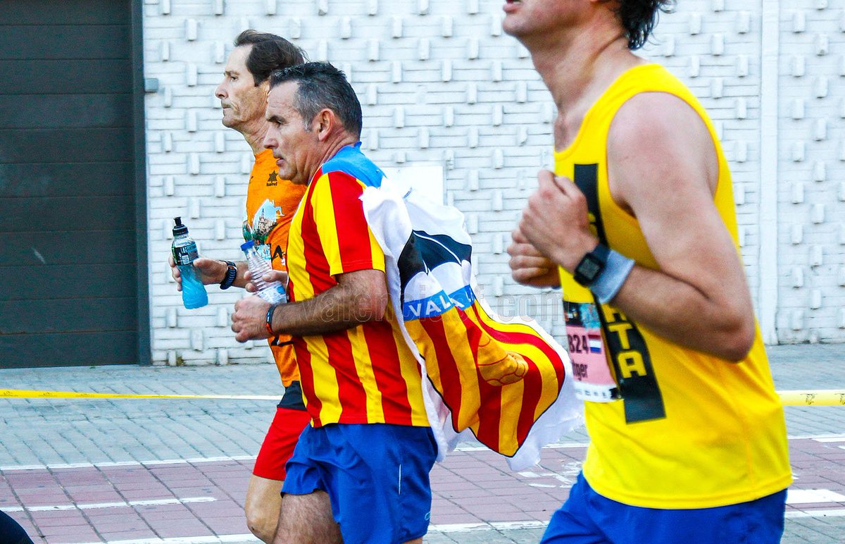 valenciacf's tweet photo. 🏃🏼‍♂️🦇👏🏼

El Maratón Trinidad Alfonso Valencia EDP 2018 más valencianista 🔝🖤

➡️https://t.co/Ewi8F1fuo7

#AmuntValencia https://t.co/RYpctN79sQ