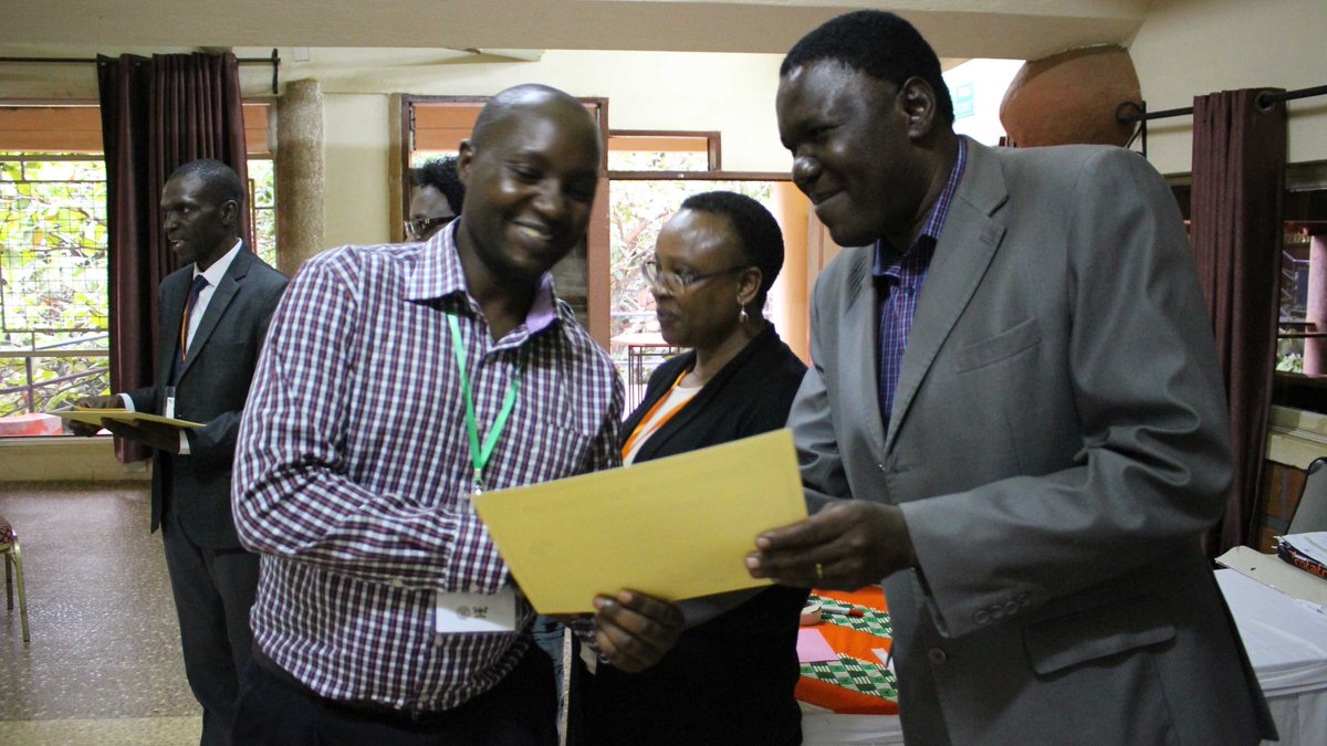 MakCAES's tweet image. .@MakerereU&apos;s Edward Obura awarding successful @GREATAgResearch trainees certificates at the recently concluded #GREATTLIIICourse.