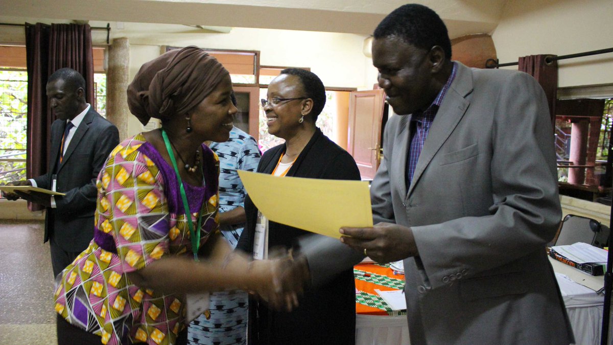 MakCAES's tweet image. .@MakerereU&apos;s Edward Obura awarding successful @GREATAgResearch trainees certificates at the recently concluded #GREATTLIIICourse.