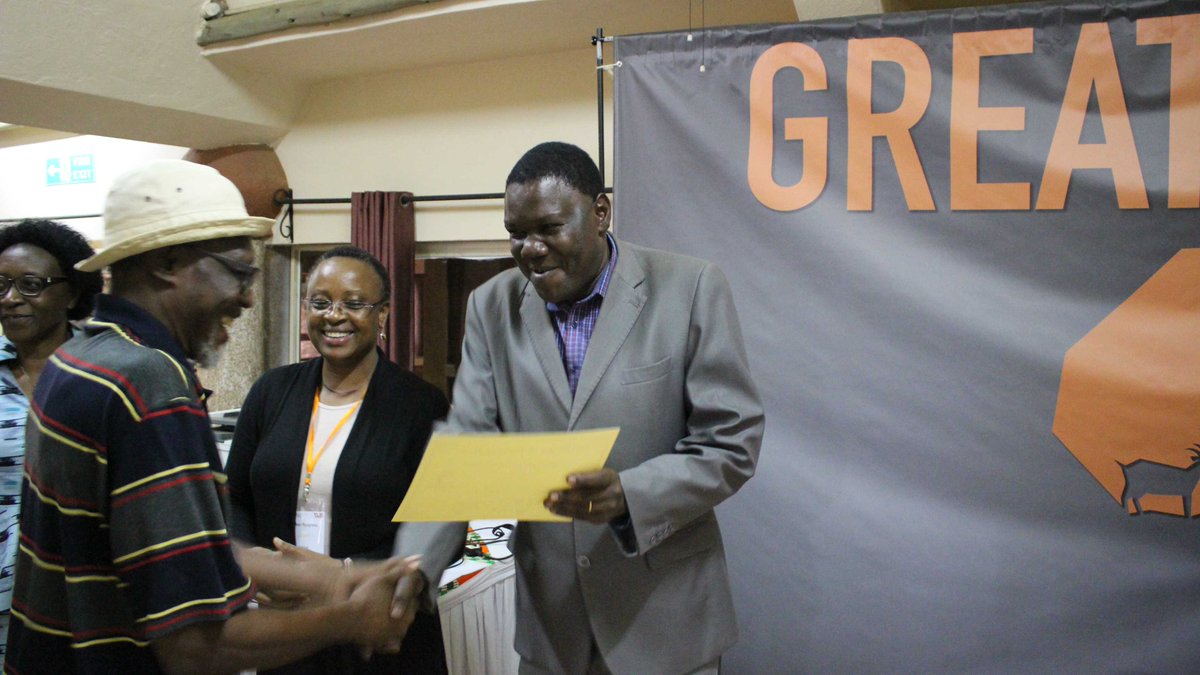 MakCAES's tweet image. .@MakerereU&apos;s Edward Obura awarding successful @GREATAgResearch trainees certificates at the recently concluded #GREATTLIIICourse.