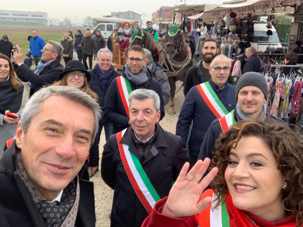 AntonioDePoli's tweet photo. Inaugurazione della 18a Fiera della #Gallina di #Polverara, una delle più antiche razze avicole italiane https://t.co/1zeyqUVsTe
