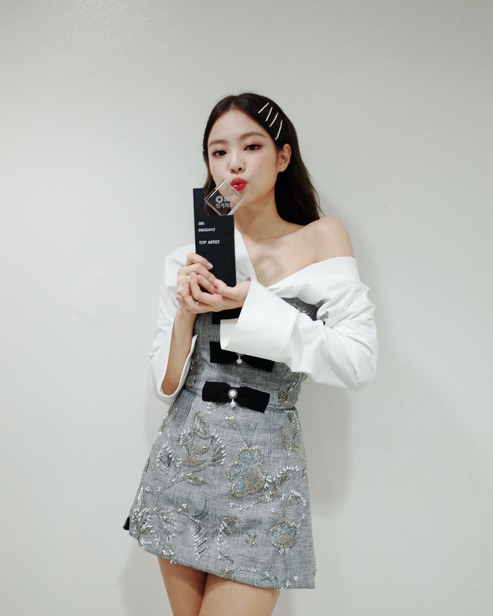 bluerosesjennie's tweet photo. Congrats love!!! You really deserved it 💕👑 #JENNIESOLO2NDWIN https://t.co/axm8j7h8BF