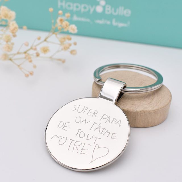 HappyBulle's tweet photo. Vous aussi vous vous creusez la tête pour trouver un super cadeau pour votre homme à Noël? On a THE solution!!! Un cadeau unique qu’il emportera avec lui tous les jours!! Faites écrire un mot doux à vos petits (ou prenez leur plus joli dessin) et venez c… https://t.co/MHVNnPw81h https://t.co/UILUR219FX
