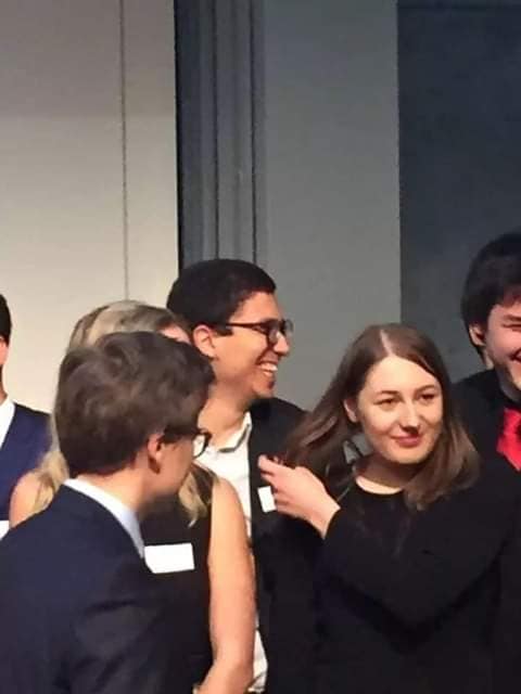 الصورة من حفل تخرج التونسي الشاب وسيم بوبكر في مقاطعة بافريا الألمانيةو الذي صُنف بالأمس كأصغر عالم رياضيات في العالم 🌍وذلك بفضل قدرته الفائقة على الحساب الذهني التي تنافس الآلة الحاسبة..
فخرلتونس وللشعب التونسي ⁦⁩⁦🇹🇳⁩⁦✌️
طبعا كالعادة ما نسمعوش بيهم الناس هاذم في إعلامنا..