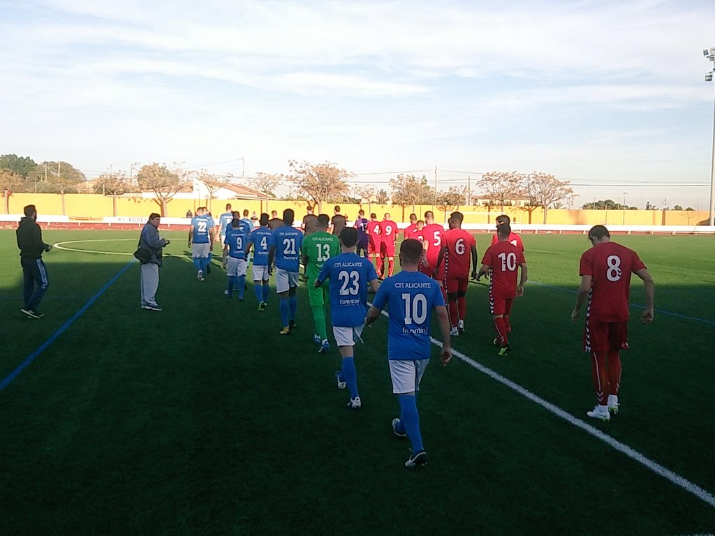 CFIAlicante's tweet photo. SALTAN LOS JUGADORES AL CAMPO. ESTO ESTÁ A PUNTO DE ARRANCAR!! 🔵⚽

#ALCTOR #PreferenteG4 #Palante #CFIAlicante https://t.co/lyRWjFWnX0