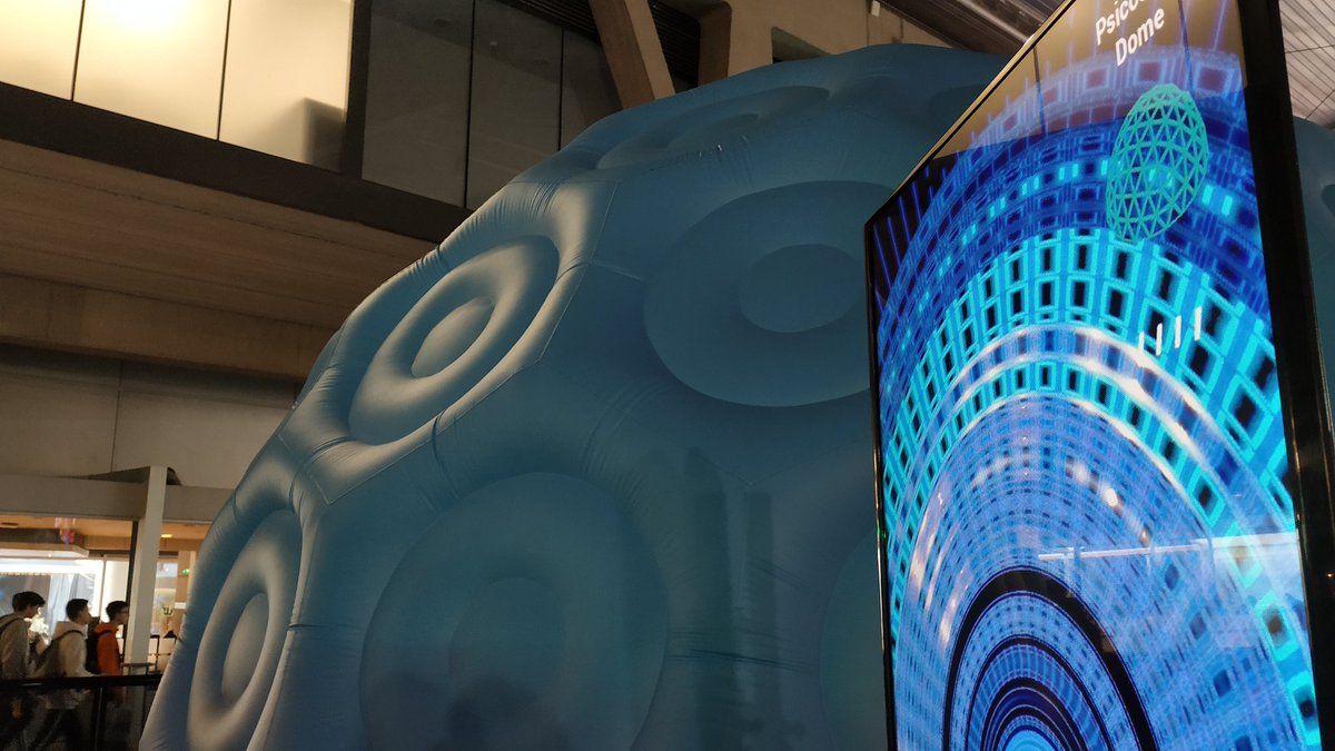 niceonebcn's tweet photo. Dicen que en #BCNGamesWorld han encontrado una enorme bola azul 🔵 ¿Qué habrá dentro? 🤔

Prueba la #EsferaInmersiva en la zona @XRPitstop 🔝 https://t.co/77Npx8wa1k