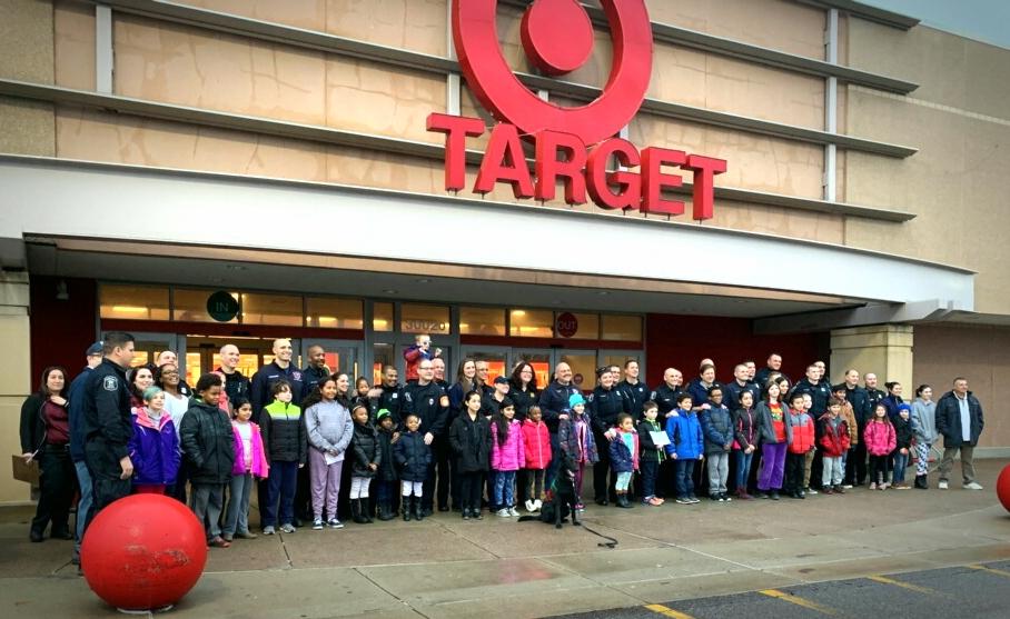 LyndsayLafleur's tweet photo. A HUGE thank you to the Heroes of Farmington Hills for stopping by and shopping with some very special guests! #HeroesAndHelpers #T0611 #D137 #CommunityPartnership
@gretcheng44 @Leonora_Is https://t.co/PvsYCoU7E7