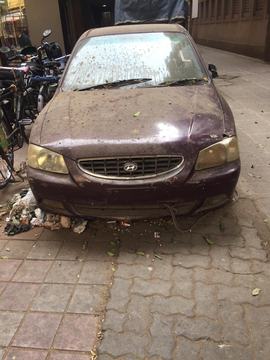 mahendra_dharod's tweet photo. Unattended, abandoned car without number plate parked by unknown person on footpath at gate of SHAMROCK Palace Chs, nr Plywood Palace on S.K.BOLE RD, Dadar W 400028.@MumbaiPolice @mumbaitraffic @TMMJanhit https://t.co/AAGdIv8M4j