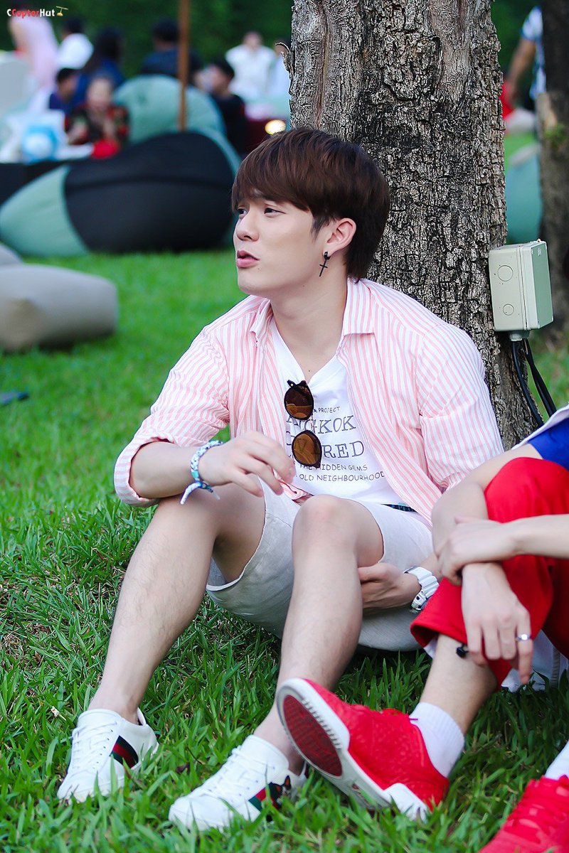 CCopterHut's tweet photo. ทะเลาะกับแมลง ต้นไม้ ใบหญ้า เอ็นดูไปหมดเลยครับ T_____3______T
#คิมคอป #พี่เตอร์สินกำ 
#TaokaenoiSBFIVE https://t.co/NO89xEwLYP