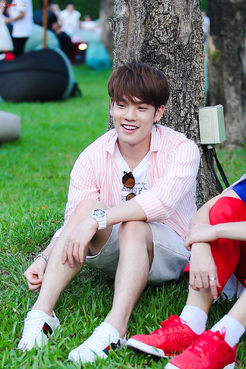 CCopterHut's tweet photo. ทะเลาะกับแมลง ต้นไม้ ใบหญ้า เอ็นดูไปหมดเลยครับ T_____3______T
#คิมคอป #พี่เตอร์สินกำ 
#TaokaenoiSBFIVE https://t.co/NO89xEwLYP