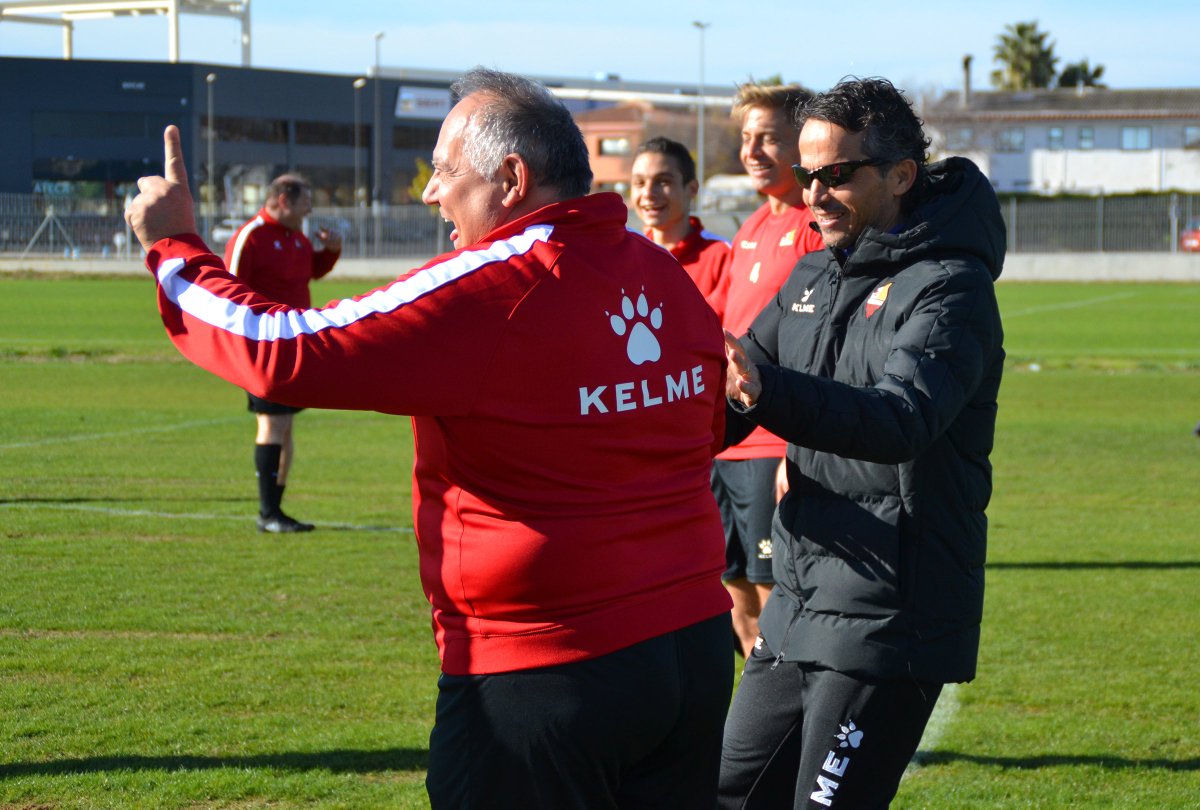 cfreusdeportiu's tweet photo. 📸 GALERIA DE FOTOS de l'entrenament conjunt entre el primer equip del @cfreusdeportiu i el #CFReusGenuine per commemorar el 'Dia Internacional de les persones amb discapacitat', ja disponible al Flickr oficial del club

👉🏻 https://t.co/qm6r7IaMFT

#CFReus 🔴⚫ https://t.co/83RKVWKQbF