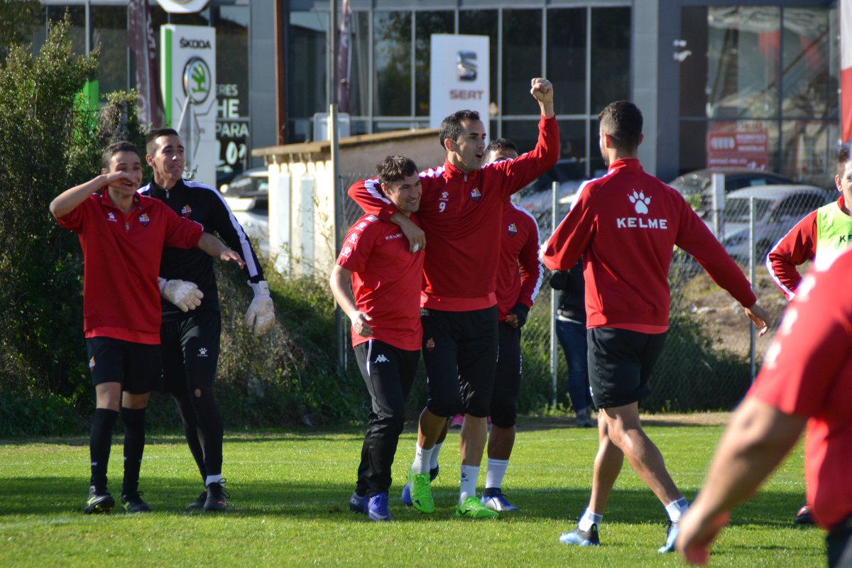 cfreusdeportiu's tweet photo. 📸 GALERIA DE FOTOS de l'entrenament conjunt entre el primer equip del @cfreusdeportiu i el #CFReusGenuine per commemorar el 'Dia Internacional de les persones amb discapacitat', ja disponible al Flickr oficial del club

👉🏻 https://t.co/qm6r7IaMFT

#CFReus 🔴⚫ https://t.co/83RKVWKQbF