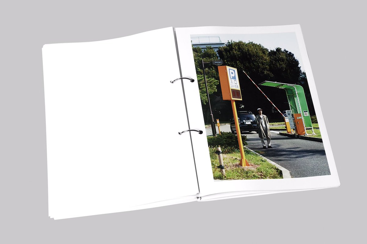 明日のグッズ先行販売は17:30〜になります。明日はZINEの他にもロンTも新しく販売します。昔のコーチジャケットのデザインを復刻しました。
こちらも是非とも。