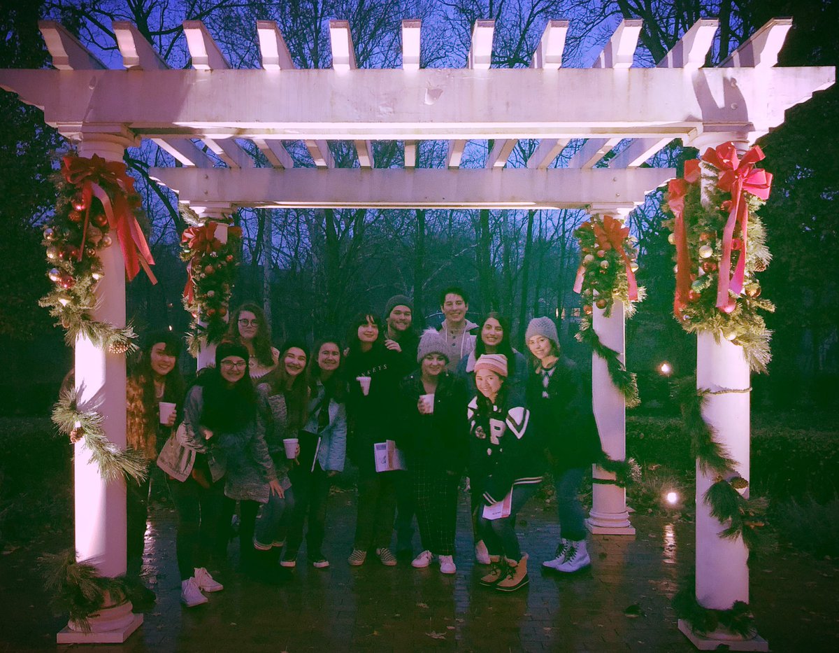 smenden2's tweet photo. @ChoirPSHS bringing in the holiday season at The Lighting of the Village! https://t.co/t0MhHYcABO