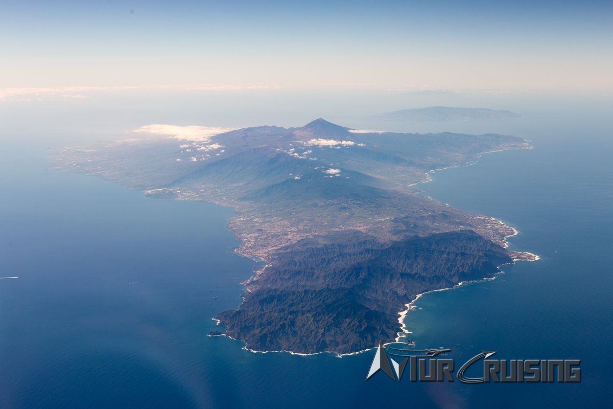 Great views of Tenerife as we fly past the Canary Islands.
#avgeek #aviation #canaries #pilotsview #pilotlife #pilot #instapilot #airbus #a320 #officeview #cockpit #flightdeck #tenerife #canarias #island #volcanic #mount #fromtheflightdeck #avturcruising