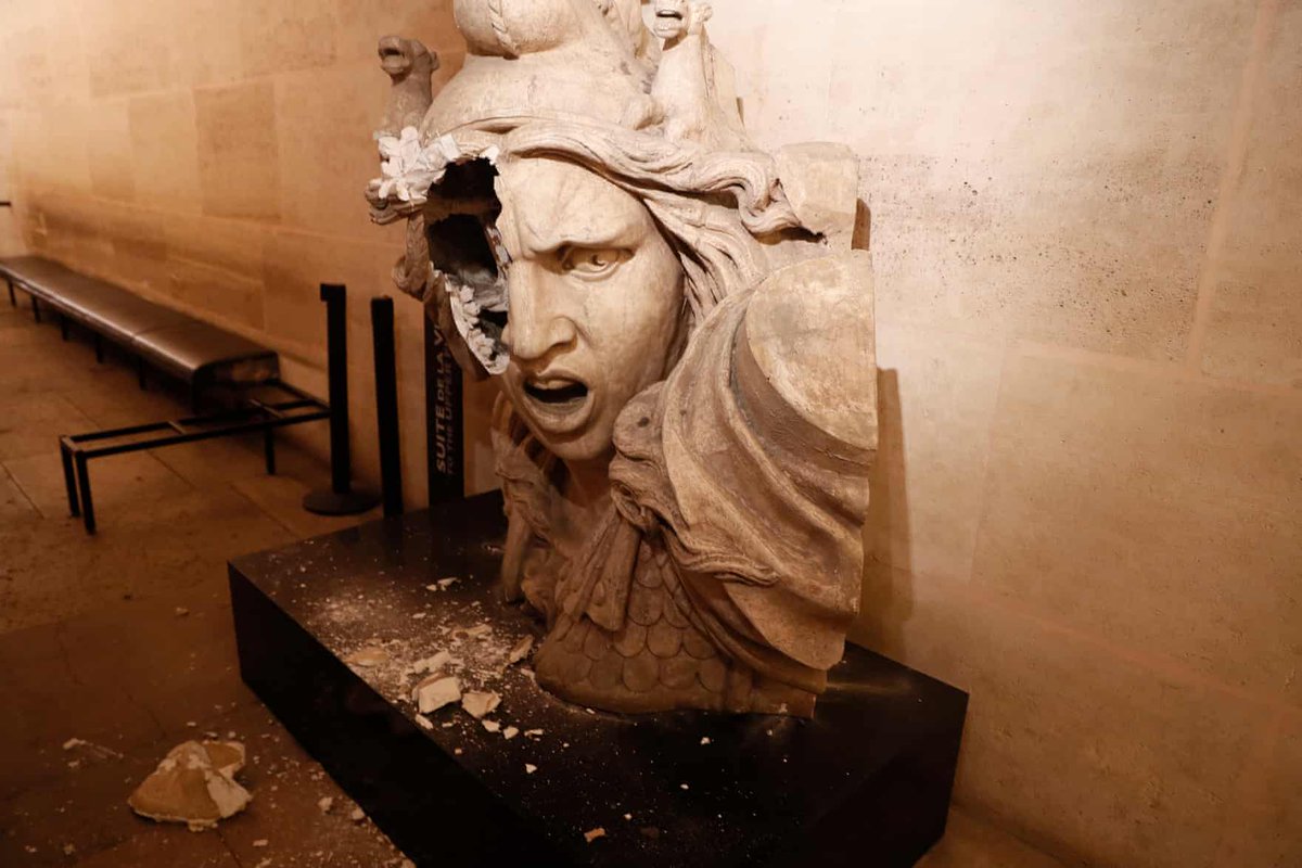 The Arc de Triomphe was targeted during the gilets jaunes riots DtadqghWkAAAeEm