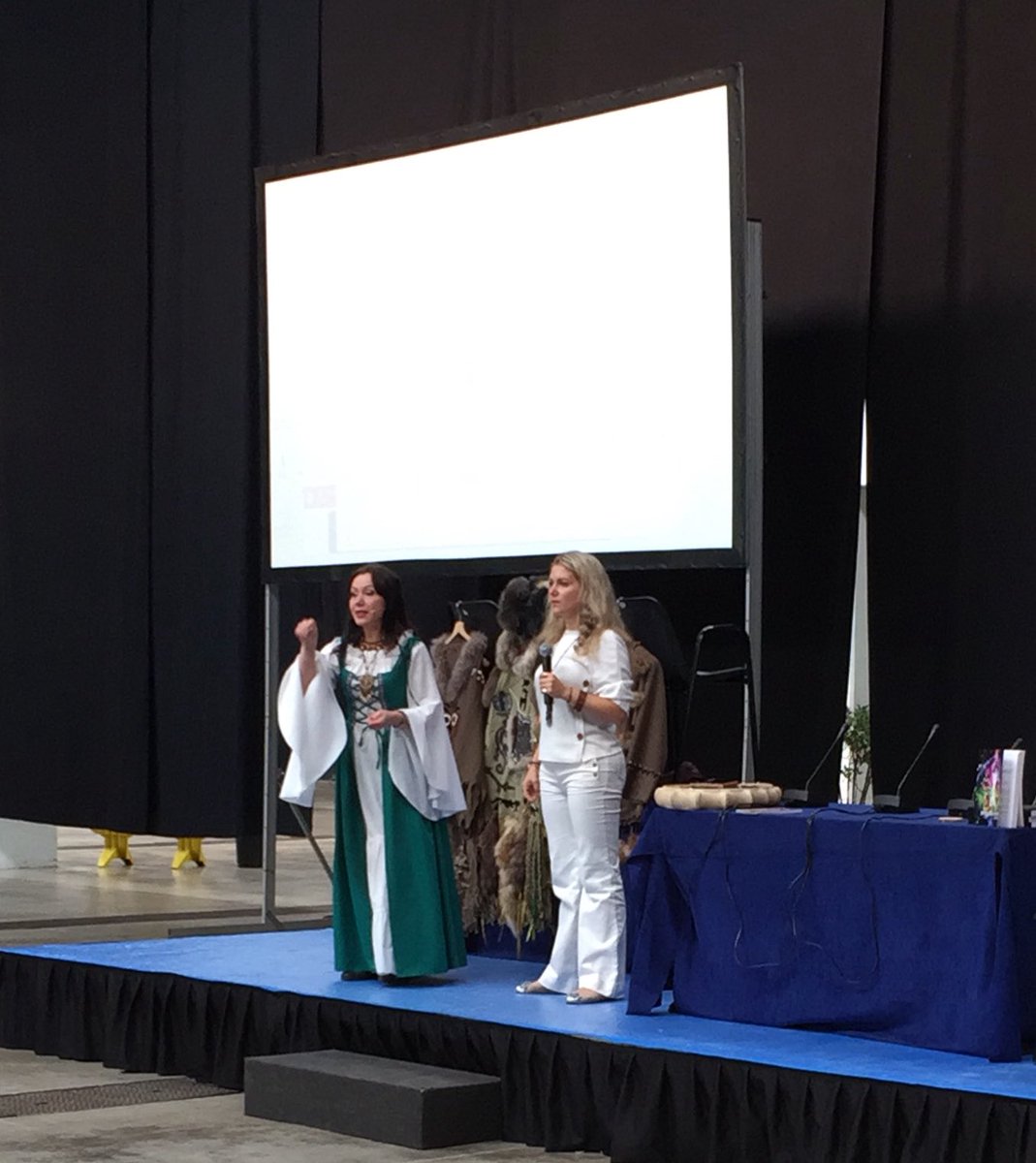 Magic_Fira's tweet image. Abundancia en salud, amor y dinero con la sacerdotisa chamán siberiana Kadyn Akayas
#MAGiC18