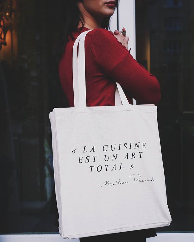 // Pour que mes clients puissent emmener leurs livres confortablement... Noël approche, n'oubliez pas que vous pouvez acheter le livre collection dans mes restaurants @apiciusparis, @divellecparis, @pavillon_de_la_reine, Ambroisie... Bon dimanche à tous ! ift.tt/2SnyRqf