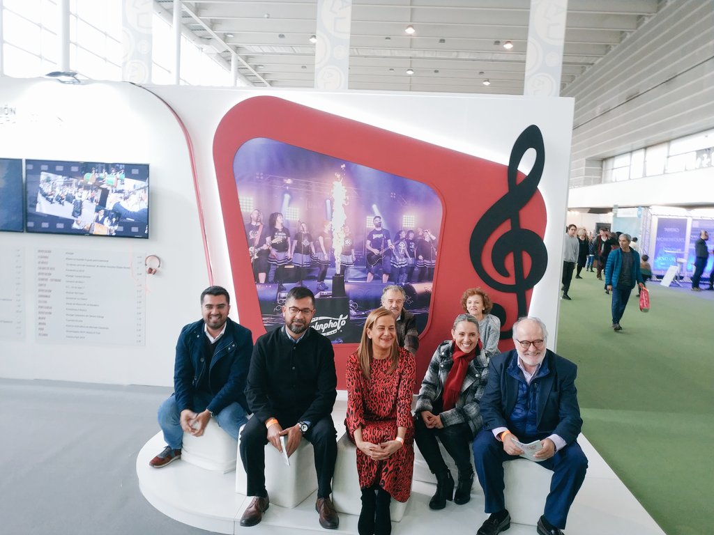 depo_es's tweet photo. ⚡ @carmelasilva: "#Galaicos é moito máis que unha #exposición, é unha inxección de autoestima porque proba que fomos un pobo crucial ao longo da #Historia.
👉 A Presidenta da @depo_es presentou o libro da mostra en @culturgal, "a feira cultural por excelencia". https://t.co/UzJp95nLbX