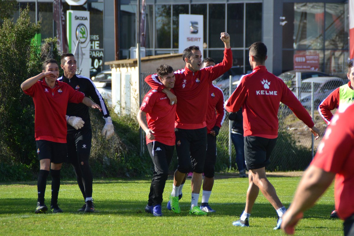 MiguelLinaresCF's tweet photo. 🏃🏻♂️| Mañana, es el “Día internacional de las personas con discapacidad”. Por eso, el CF Reus ha realizado esta mañana un entrenamiento junto al #CFReusGenuine. #VamosLinares 💪🏼⚽️ https://t.co/b8Ocdqs7Ij
