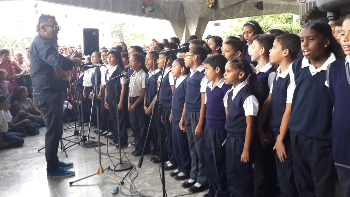 Participación de nuestro Coro "Niños Cantores de Maracay" en el Parrandon Navideño organizado por la Alcaldia de Girardot. Bajo la Dirección del Prof. OSLUAR Lermo