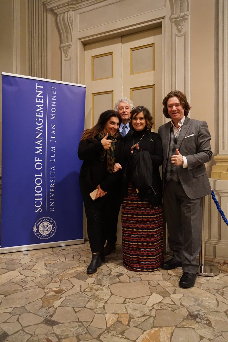 ClaudiaLarix's tweet photo. #YE4E: firmato a #Milano, l'accordo tra @FedDirittiUmani e @SDGs_school per il progetto #scuola "Youth #Empowerment for #Environment".
Il progetto è finanziato da @arte_facta con #NoPlanetB.
L'#Arte sostiene il Pianeta anche con #NoCurves e il manifesto ispirato a @GretaThunberg. https://t.co/AIRlMAGGry