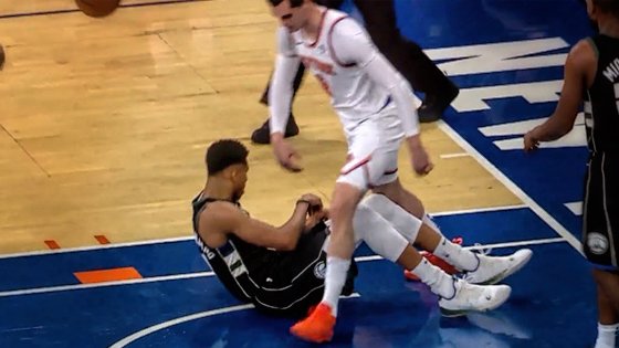 ct_nba's tweet photo. NBAブログを更新しました。

ヤニス・アデトクンボが己を跨いだマリオ・ヘゾニャにブチ切れ「次やったら股間をぶん殴ってやる」 https://t.co/S6fBf3Zb8X https://t.co/hNzOhYAEoy