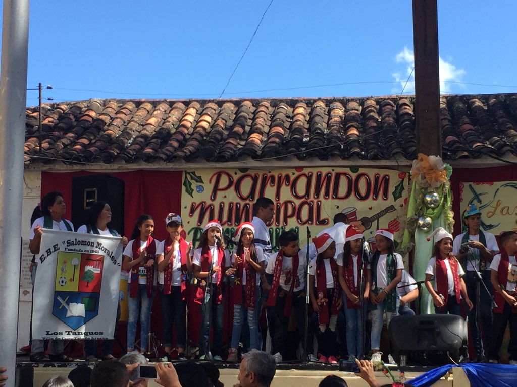 #PlanNavidadesFelices Gracias mi querido pueblo de Villa de Cura por ese caluroso recibimiento el día viernes en la gruta de nuestra iglesia San luis rey.En zamora no vamos a perder nuestras costumbres,excelente nuestro parrandon dándole la bienvenida a la navidad #SinafumAragua