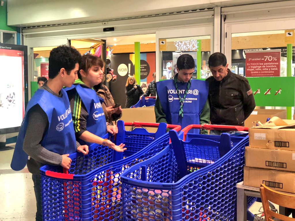 semente597's tweet photo. Mientras la #esculta ocupó su tarde de ayer con un #planScout diferente, colaborando en la #GranRecogida en su afán de servicio por construir un mundo mejor #SábadoScout #GranRecogidaAlimentosSaludables https://t.co/NRZGehuWt6