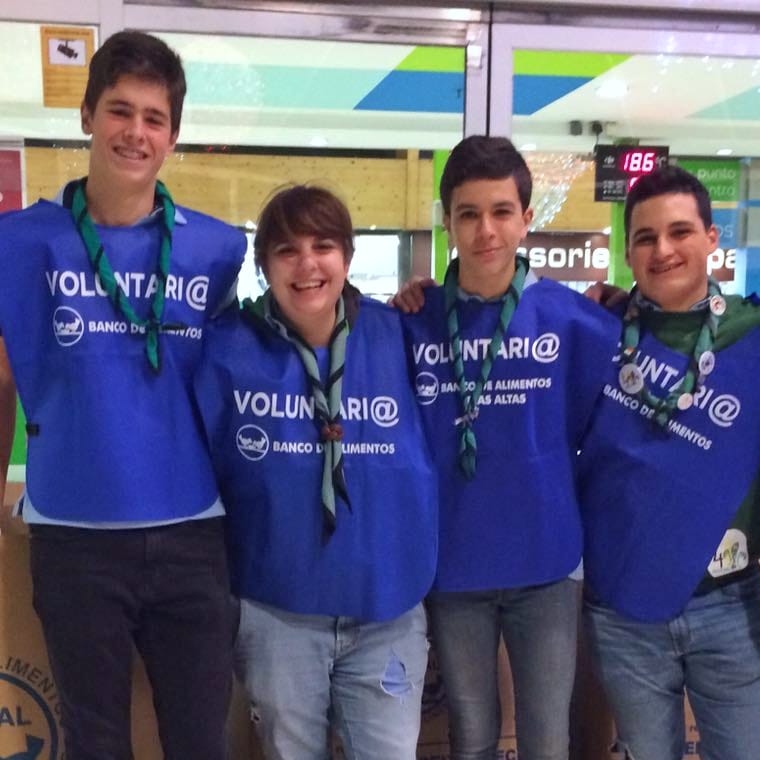 semente597's tweet photo. Mientras la #esculta ocupó su tarde de ayer con un #planScout diferente, colaborando en la #GranRecogida en su afán de servicio por construir un mundo mejor #SábadoScout #GranRecogidaAlimentosSaludables https://t.co/NRZGehuWt6