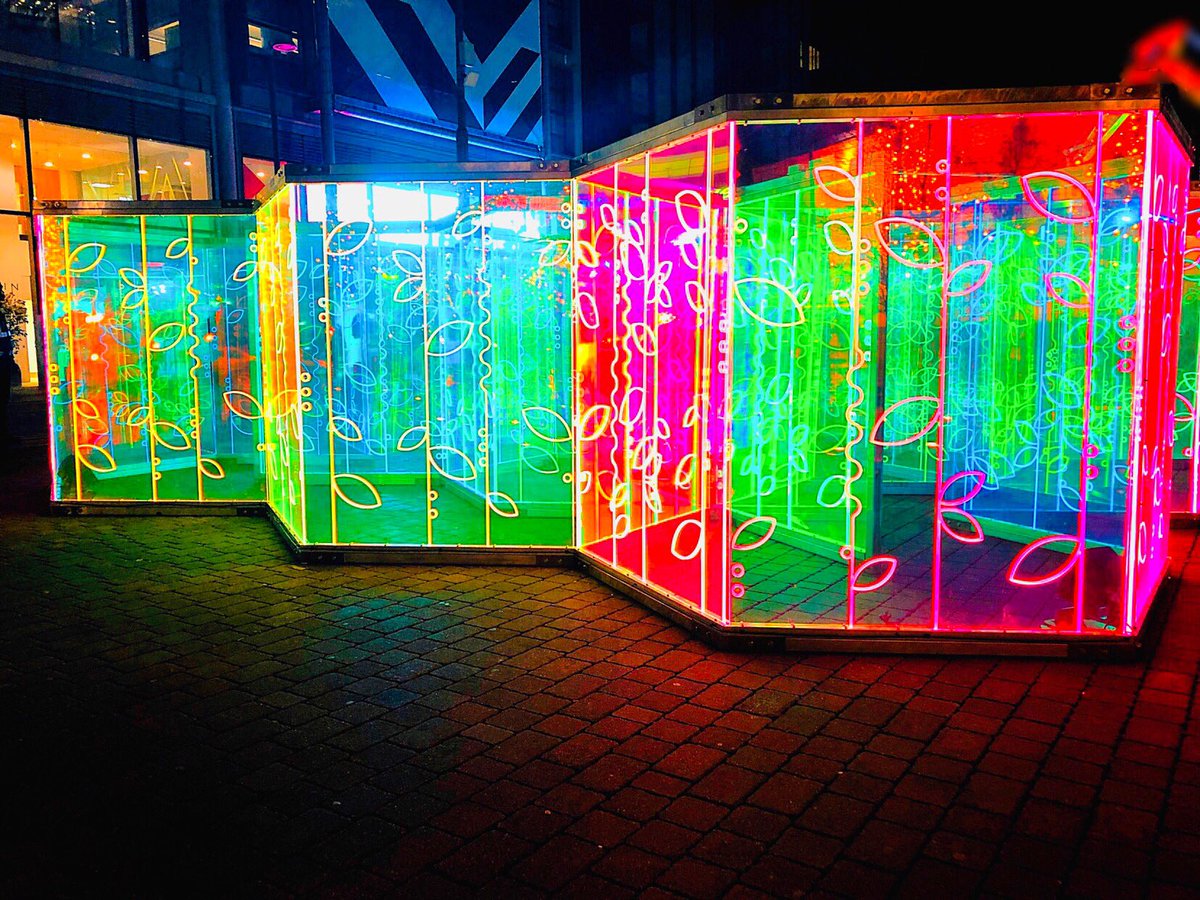 GlossybyGrace's tweet photo. My neighbourhood @WembleyPark 🏠 looks gorgeously festive! 😍 I took these snaps whilst heading to @londonoutlet for some #ChristmasShopping! 🛍🎁 The #LightMaze #Xmasbox is an immersive light installation &amp; looks incredible!! #ItsBeginningToLookALotLikeChristmas 🎄 #WembleyPark https://t.co/zHNTpQeOZ3
