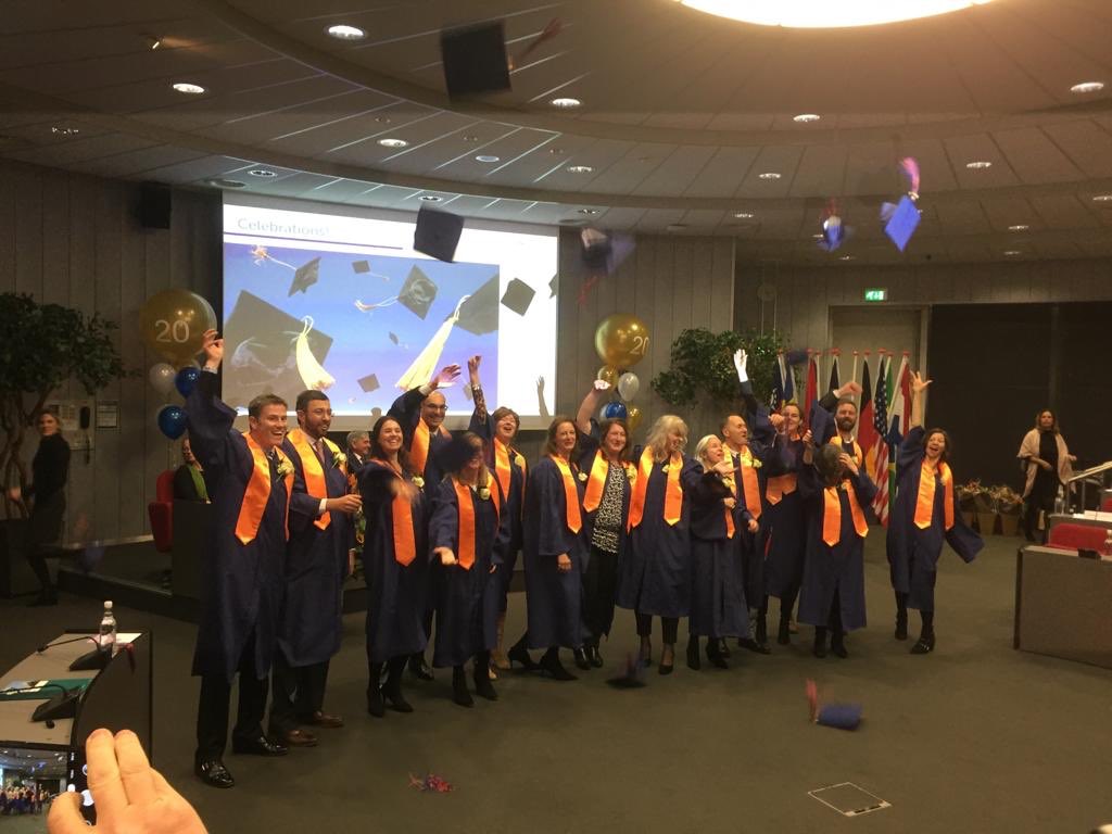Afgelopen vrijdag cum laude afgestudeerd aan de Erasmus Universiteit / RSM voor de master corporate communication. En ook nog een honorary mention gekregen voor mijn thesis over organizational identification. Dat is lekker weekend houden 🤓
