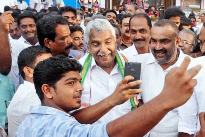 Sudheer_sidhiqu's tweet photo. വിമാനത്താവള ഉദ്ഘാടന ചടങ്ങിൽ നിന്നും ഒഴിവാക്കുവാൻ നിങ്ങൾക്ക് കഴിഞ്ഞേക്കാം... എന്നാൽ ജനങ്ങളുടെ ഹൃദയത്തിൽ നിന്നും ഈ ജനനായകനെ ഒഴിവാക്കാൻ ഒരിക്കലും നിങ്ങൾക്കാവില്ലാ...!!
#WithOC @Oommen_Chandy 
#KannurAirport https://t.co/L6ISYdnFWG