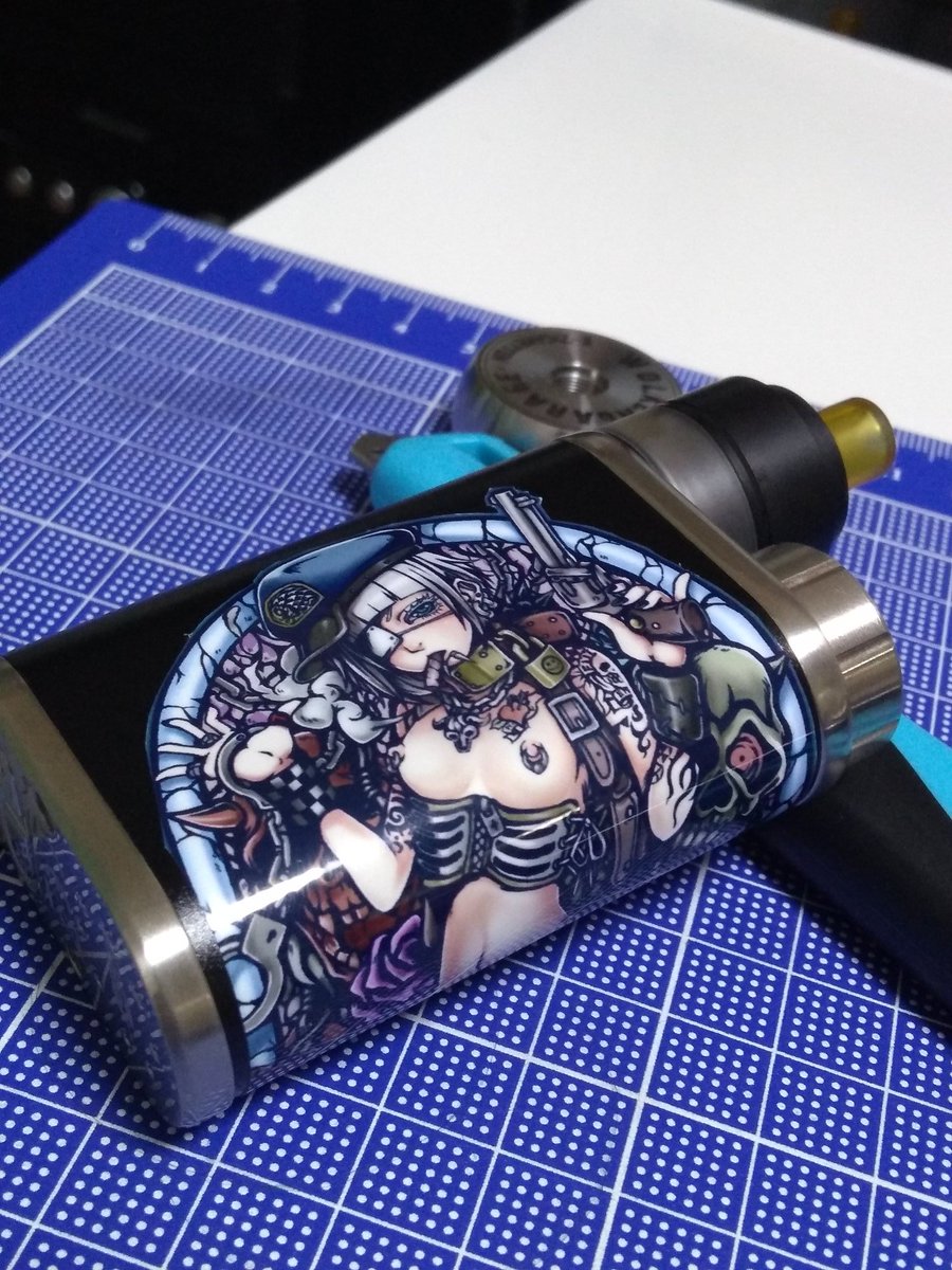 raoX2h6fjotZv7z's tweet photo. 完成〜 絵カッコいいね!
しかし、曲線切るのは難しい。
黒に貼ると粗が目立つわ。
30m離れれば大丈夫かなw
#crazydevil
#vape
#pico
#gasmod
#Nixon https://t.co/EafxHuIJu3