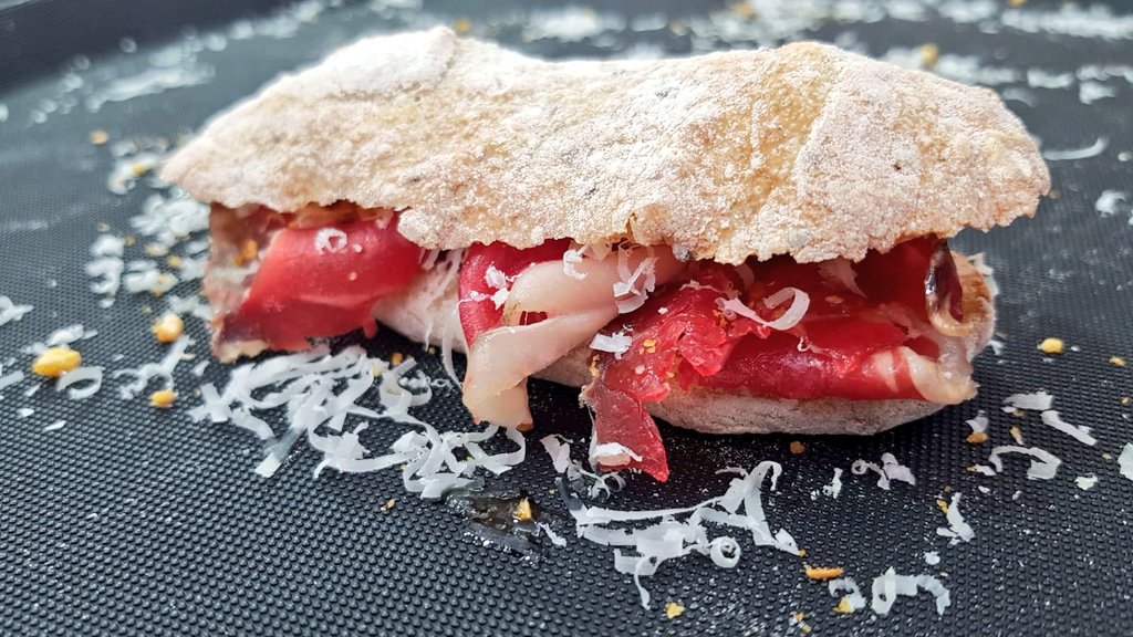 laALACENARoja's tweet photo. Alvaro Gantes, de O Lagar da Estrella #Coruña, presenta su #bocata de #Cacheira con #queso y en un #pan de ajo y pimiento picón en #Boucatise, una ponencia en la que da mucha importancia al pan. #BoucatiseCoruña #bocadillo https://t.co/7fxDWiCLTq