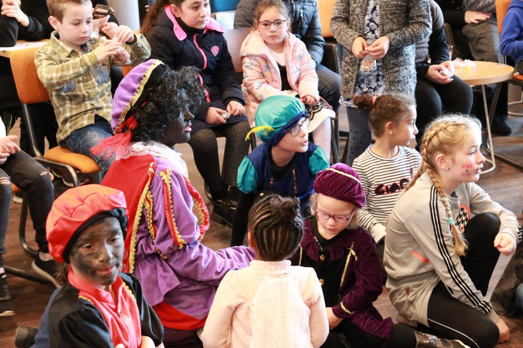 Bijzondere Sinterklaasmiddag in De Pluk Geldermalsen GELDERMALSEN Sint en Pieten kwamen zaterdag 1 december speciaal naar de Pluk in Geldermalsen voor Stichting Help Elkaar  Deze Stichting helpt mensen in de regio... twib.in/l/jrKgbakMob6E