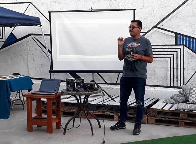 ElNautilusEd's tweet photo. Algunos registros de nuestro autor @maikel_enrieles presentando su novela FRANCISCA MACABRA a los asistentes a Vallenar Geek Fest. 
¡Fue increíble ver cómo el público responde al autor independiente de Terror! https://t.co/gYSKssXksd