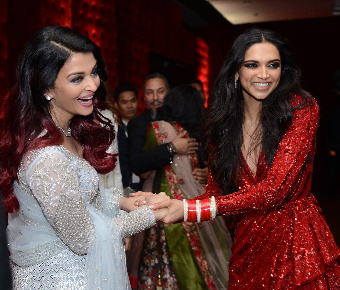 ArindamPal6's tweet photo. Two gorgeous faces in one rare frame. #AishwaryaRaiBachchan #DeepikaPadukone
#DeepVeer
#DeepVeerReception
#DeepVeerKaReception 
@deepikapadukone https://t.co/wohfSAHvJf