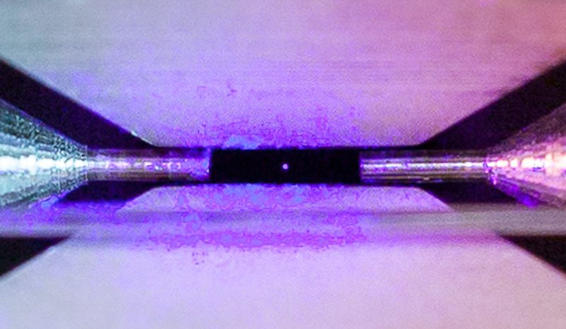 fermatslibrary's tweet image. Photo of one single atom (the  bright dot at the center of the pictures). 🧐It's being illuminated by a laser and held motionless thanks to an electric field. It absorbs and re-emits light particles sufficiently quickly for an ordinary camera to capture it.