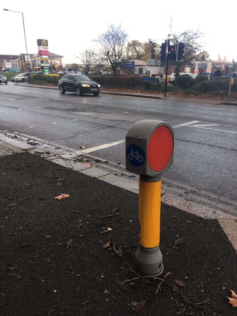 World class infrastructure from <a href="/BarnetCouncil/">Barnet Council</a> - no other cycling signs around (other than at toucan crossing). What is this supposed to mean? <a href="/bollocksinfra/">Bollocks Infra</a>