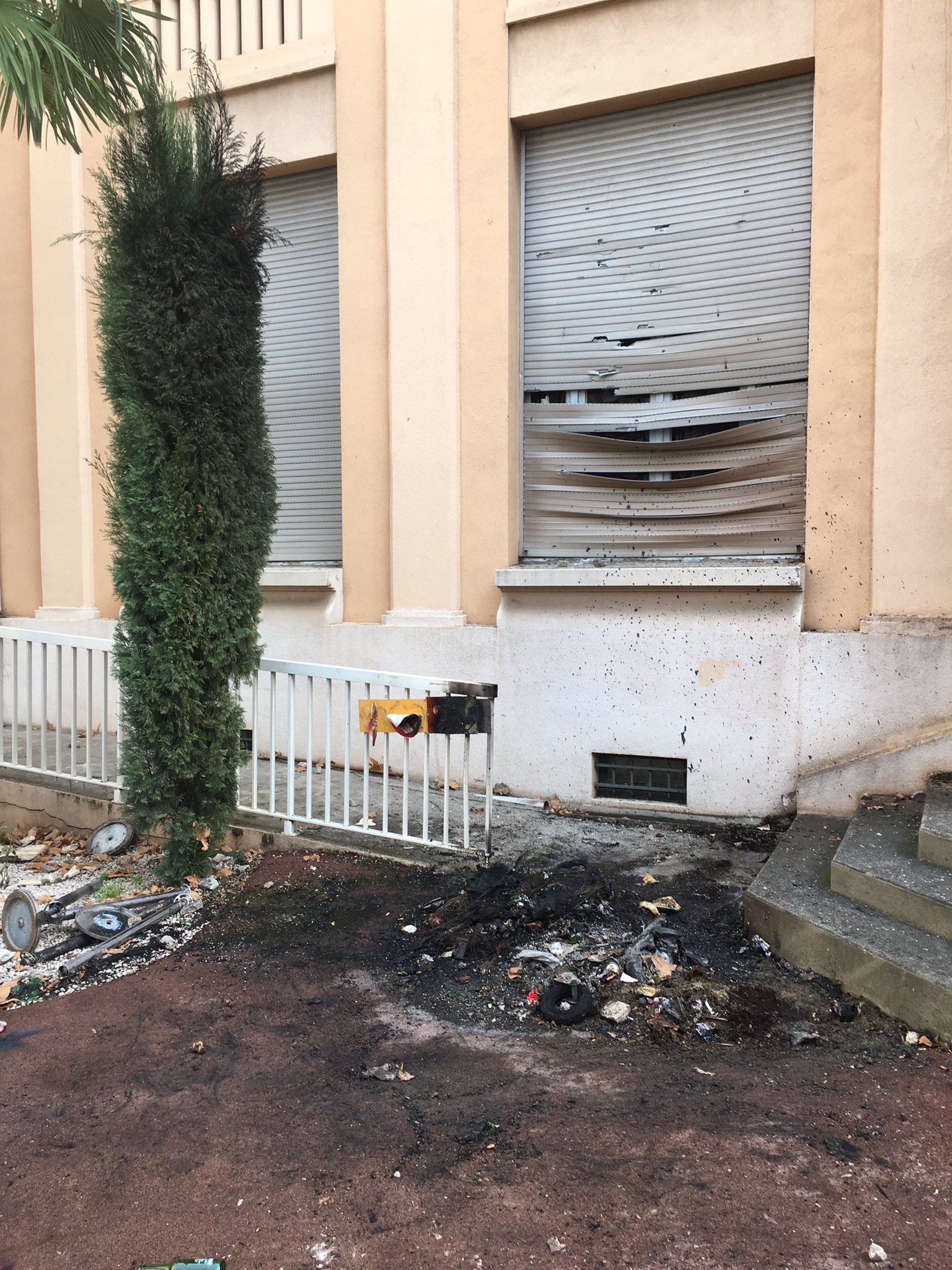 Prefet De L Aude Pa Twitter Soutien M Le Prefet De L Aude Alain Thirion S Est Rendu A La Sous Prefecture De Narbonne Et A Apporter Son Soutien Au Sous Prefet Ainsi Qu A La Ddsp Adjointe